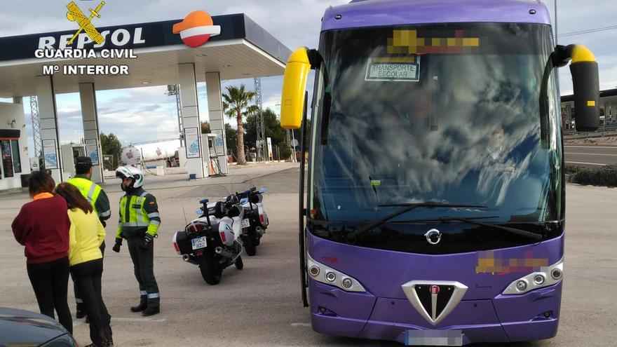 Los agentes inmovilizan el autobús.