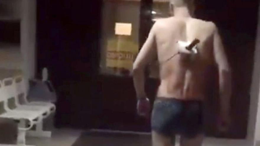 Un ruso sale del hospital para fumar con un puñal clavado en la espalda | Vídeo