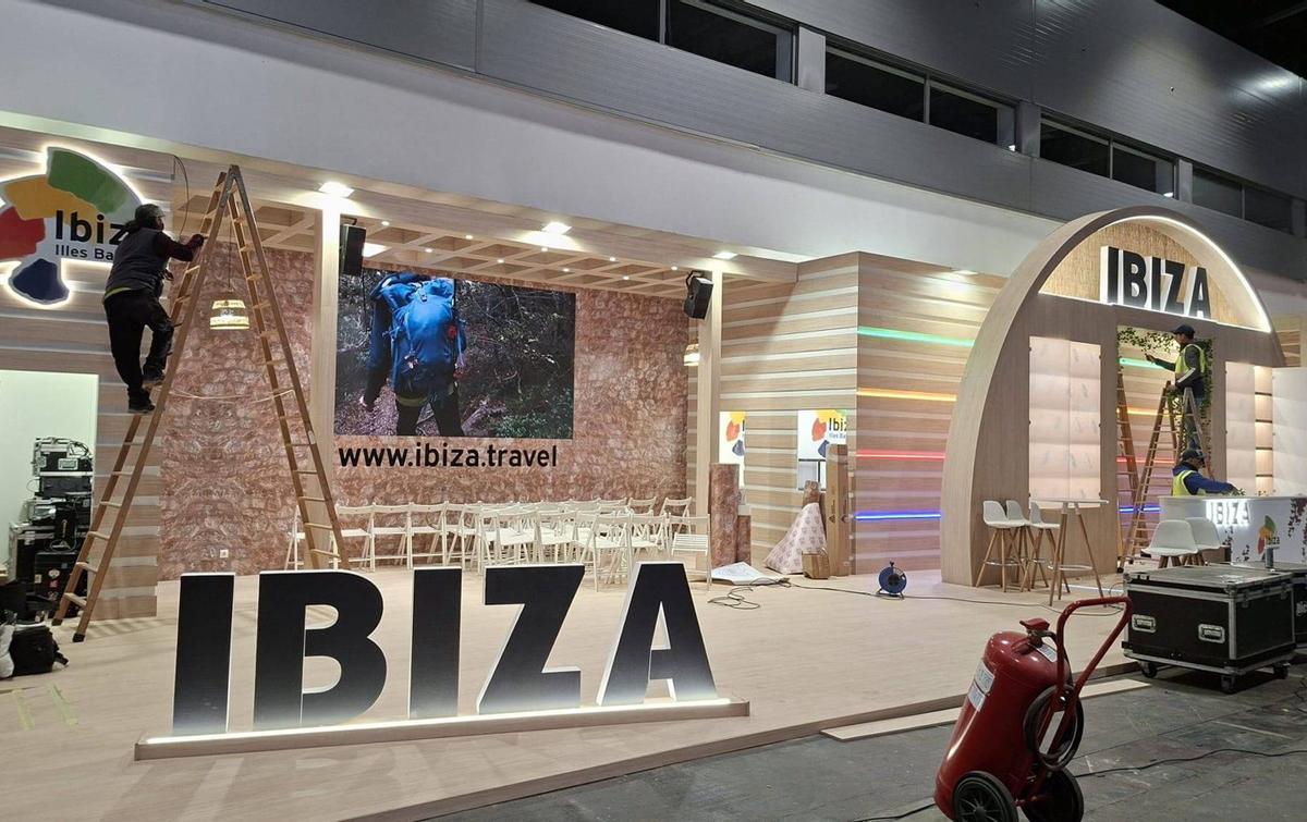 Estand de Eivissa, ayer, mientras se preparaba para su inauguración.