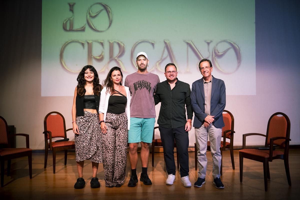 Personalidades asistentes a la presentación.