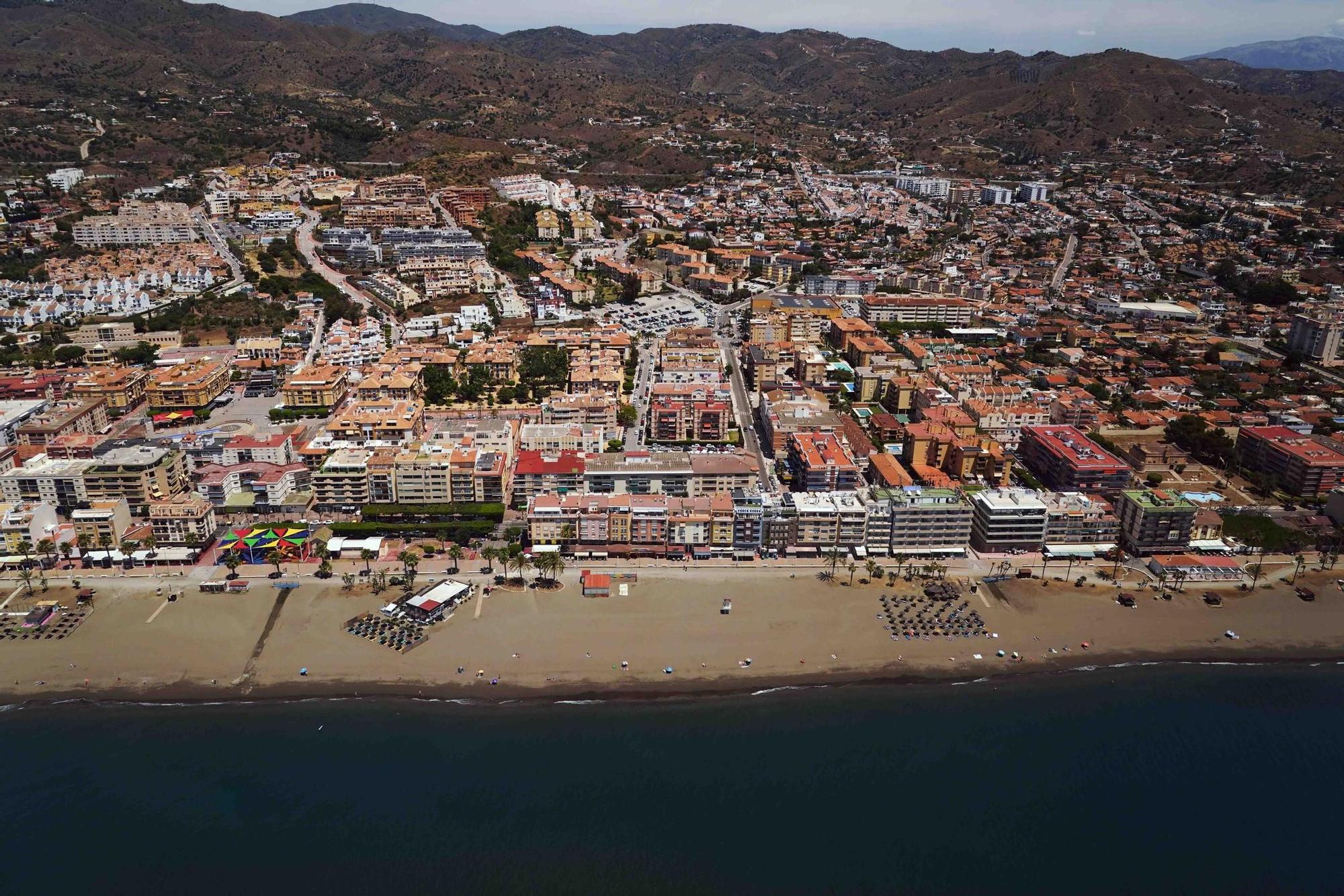 Vista aérea de las playas y el casco urbano de Rincón de la Victoria
