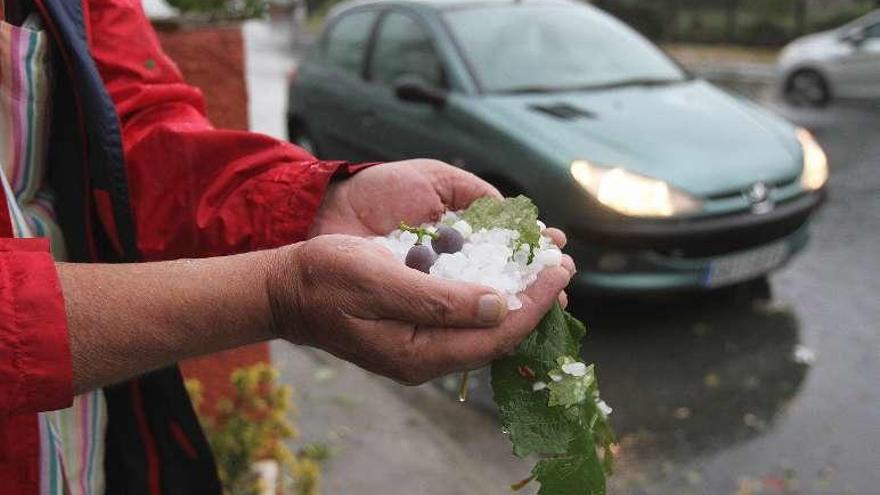 Imagen de la granizada caída en Carballiño el domingo. // Iñaki Osorio