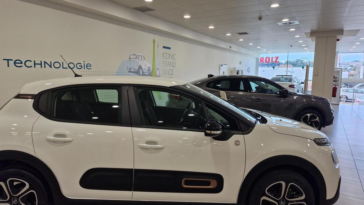 Interior d'un concessionari en una imatge d'arxiu.