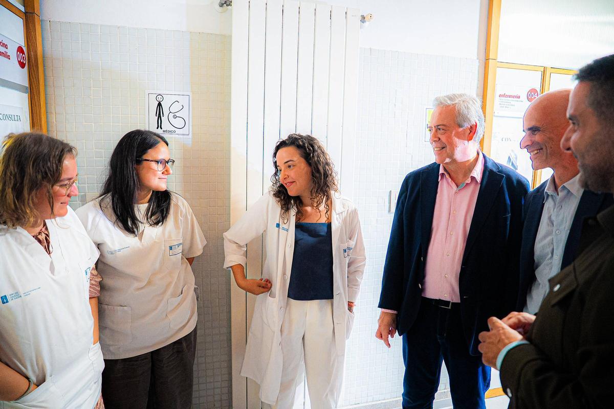 Profesionales y autoridades durante la visita del conselleiro de Sanidade a Cambados.