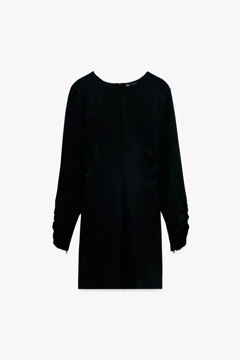 Little Black Dress con frunces de Zara. (Precio: 29,95 euros. Precio Black Friday: 17,97 euros)