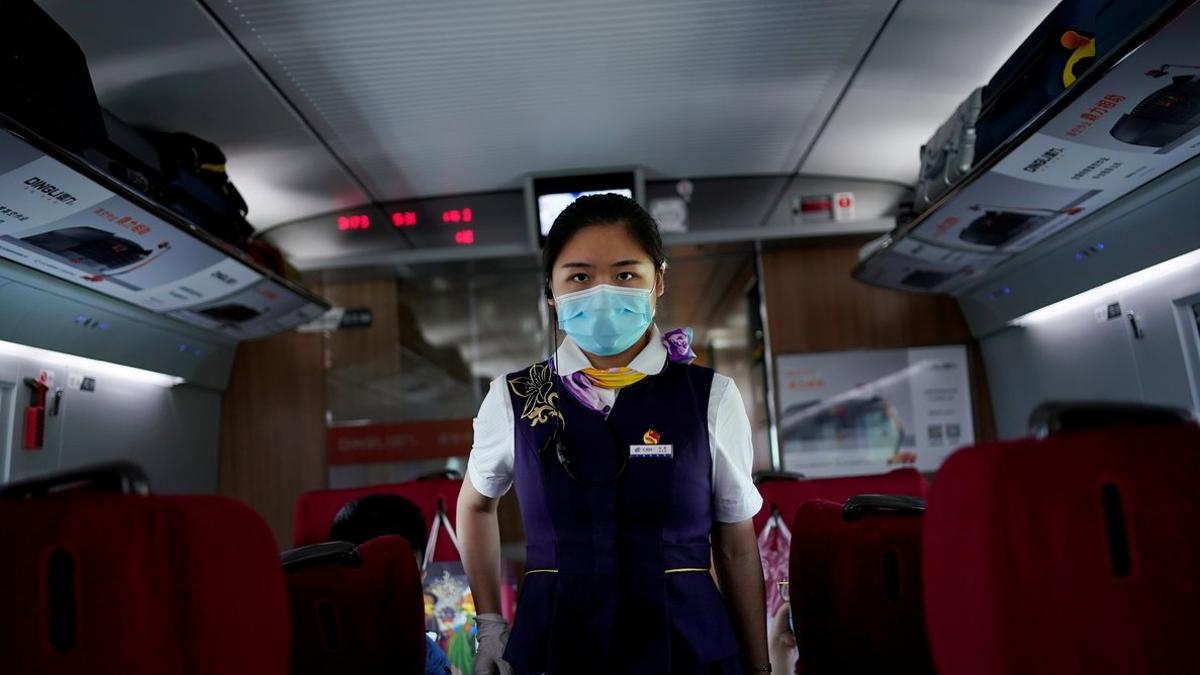 Una empleada de un tren de alta velocidad en Wuhan (China).
