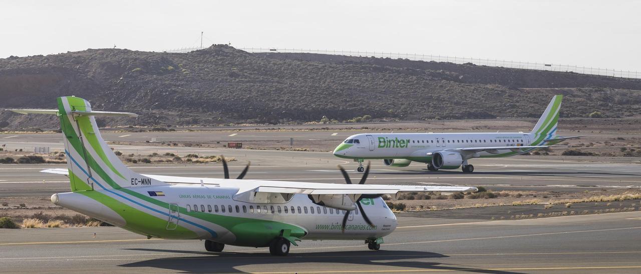 Dos aviones de Binter en la pista de un aeropuerto de Canarias.