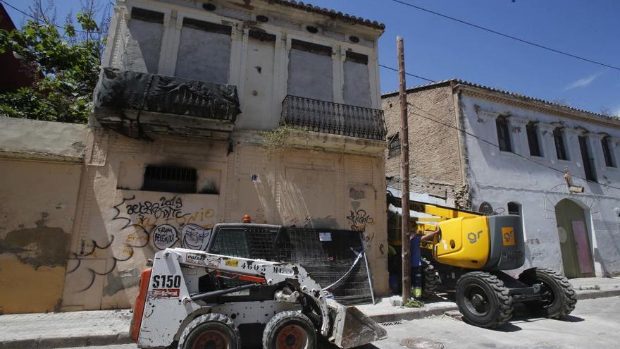 Arde una casa  del ayuntamiento  en la «zona cero» del Cabanyal