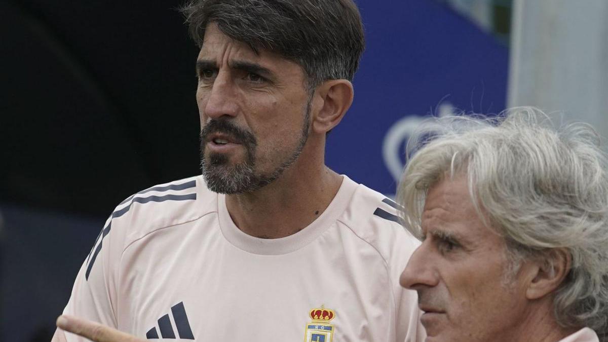 Veljko Paunovic abandona El Requexón junto a su equipo tras ser destituido como entrenador del Oviedo: "Mucha suerte, así es el fútbol"