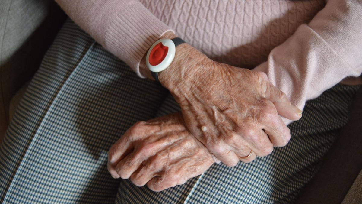 Una de las pulsera de alerta que forman parte del servicio de teleasistencia avanzada de la Comunidad de Madrid.