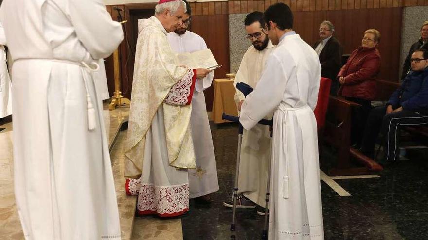 El obispo, con los dos seminaristas durante la ceremonia en la que los instituyó acólitos. // José Lores