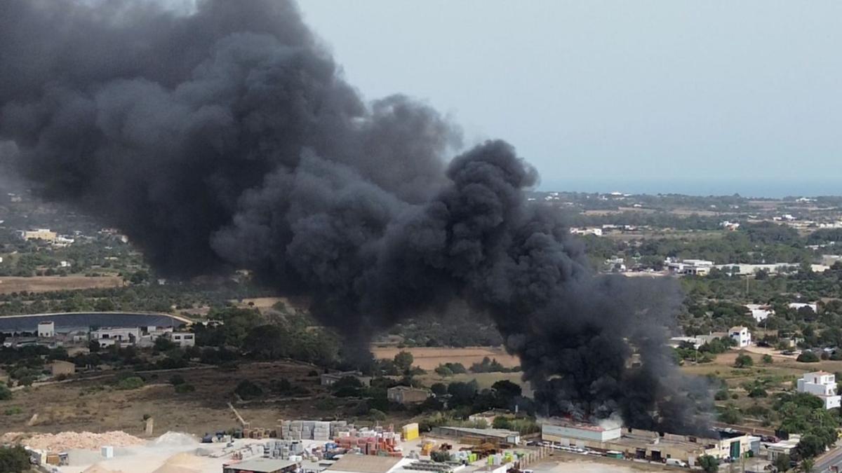 Vista aérea del incendio del almacén de motos de Formentera