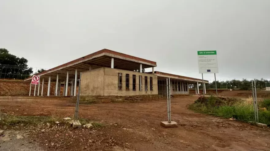 El colegio de Perales del Puerto, con la construcción paralizada.