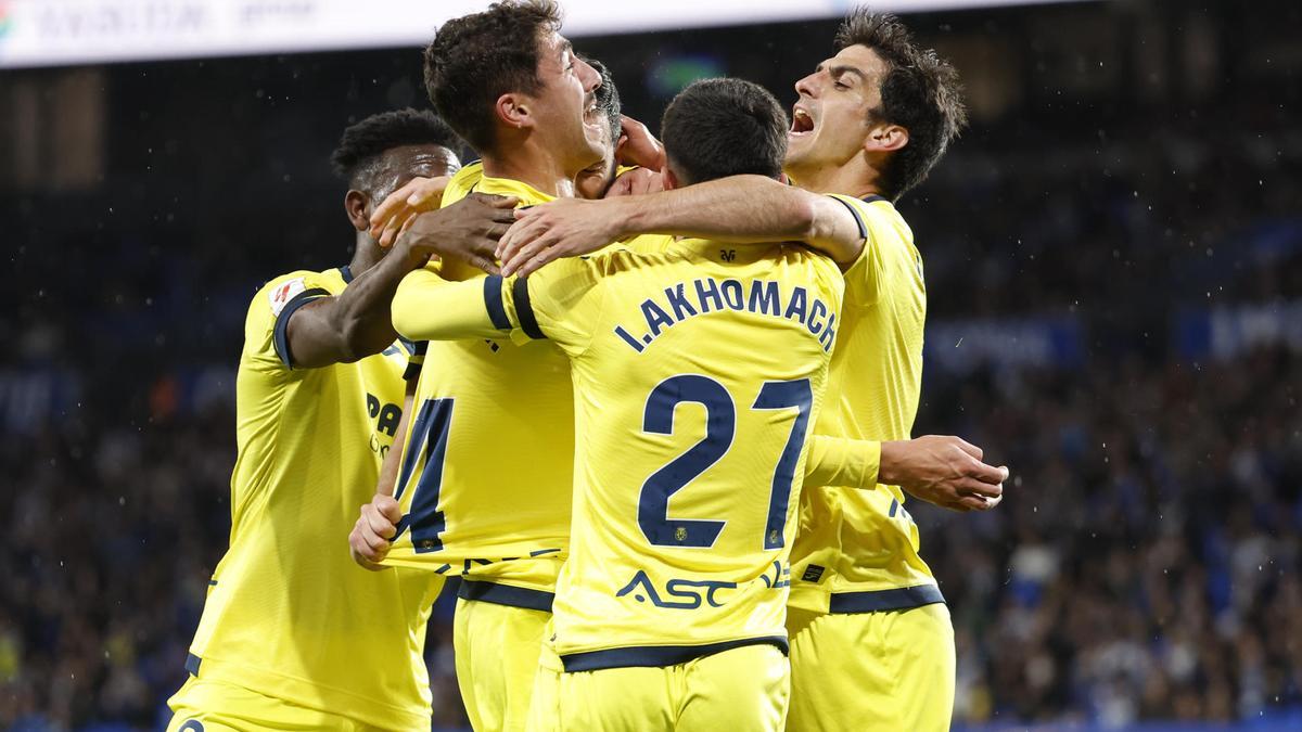 Los jugadores del Villarreal celebran uno de los goles de Comesaña.