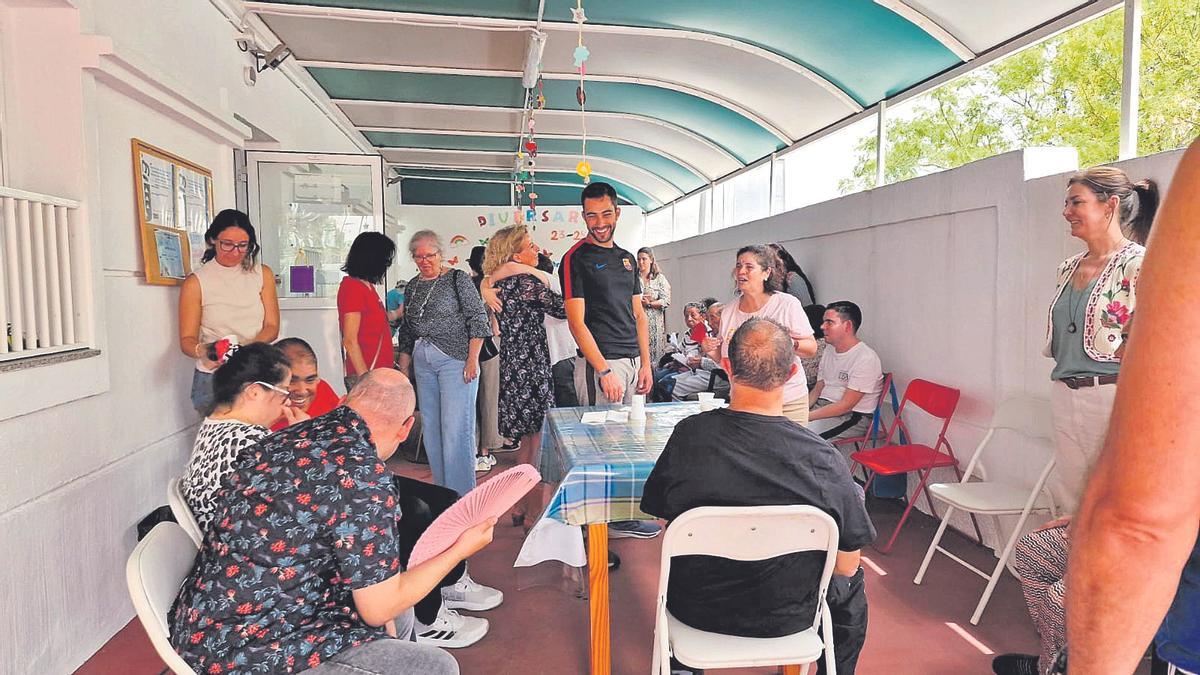 Los participantes del programa &quot;Sornisas mayores&quot; y el proyecto Centro Ocupacional Arcoíris disfrutaron de una jornada de unión