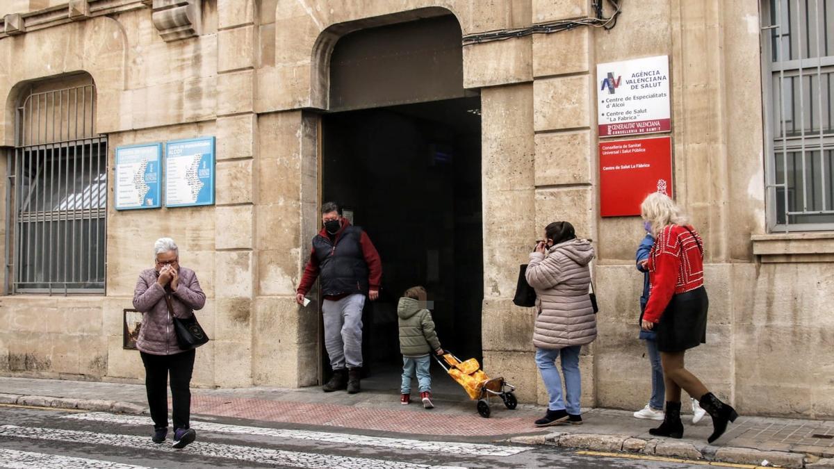 Varias personas entran al centro de salud La Fábrica en Alcoy.