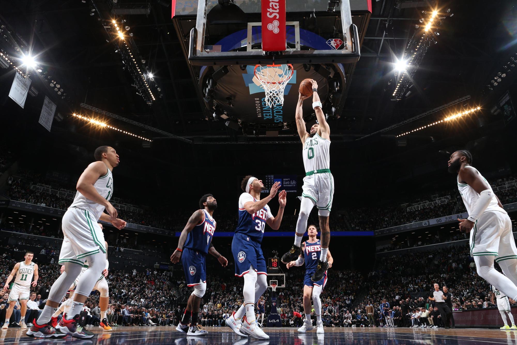 Jayson Tatum hace un mate en Brooklyn.