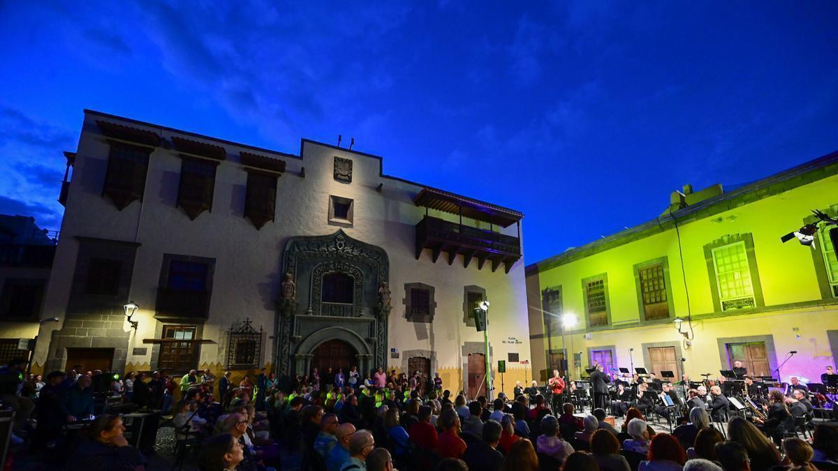 Celebración del Día de Canarias en la plaza del Pilar Nuevo.