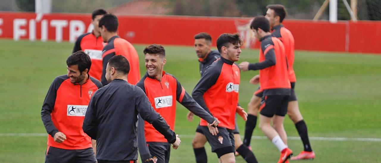 Por la izquierda, Valiente, Gaspar, Pablo Pérez, Javi Fuego, Nacho Méndez, Aitor, Campuzano, Guille Rosas y Pedro Díaz, ayer, durante el entrenamiento del Sporting en Mareo. | Marcos León