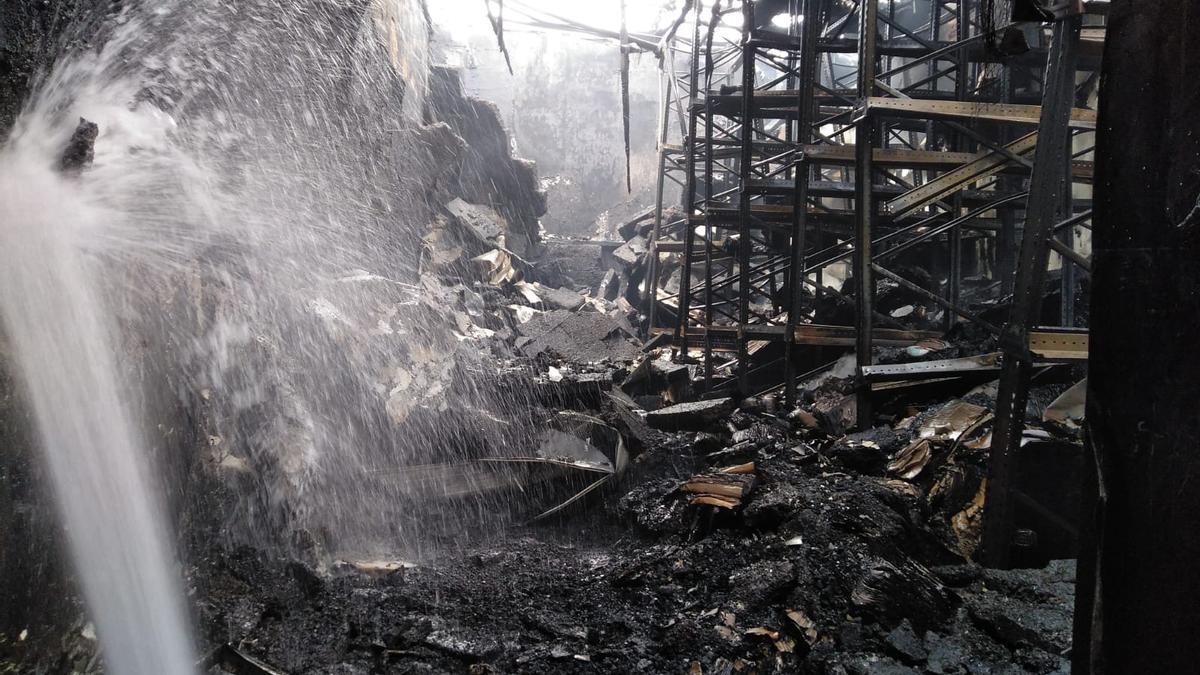 Interior de la nave incendiada.