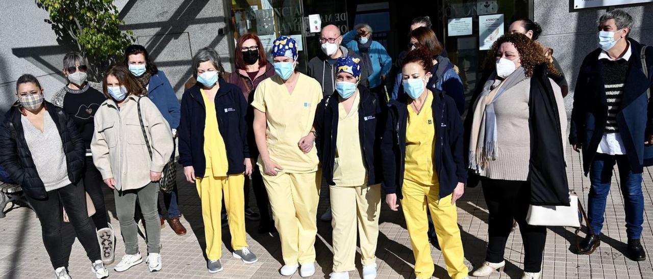 Técnicos auxiliares de enfermería concentrados ante la residencia de mayores de Campolongo. |   // R. V.