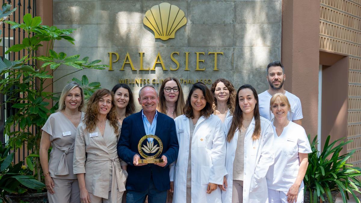 El equipo de Palasiet, con el galardón.