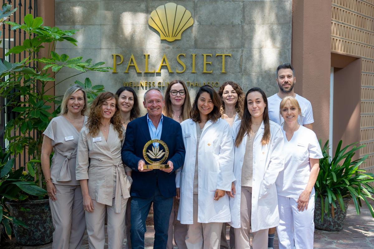 El equipo de Palasiet, con el galardón.