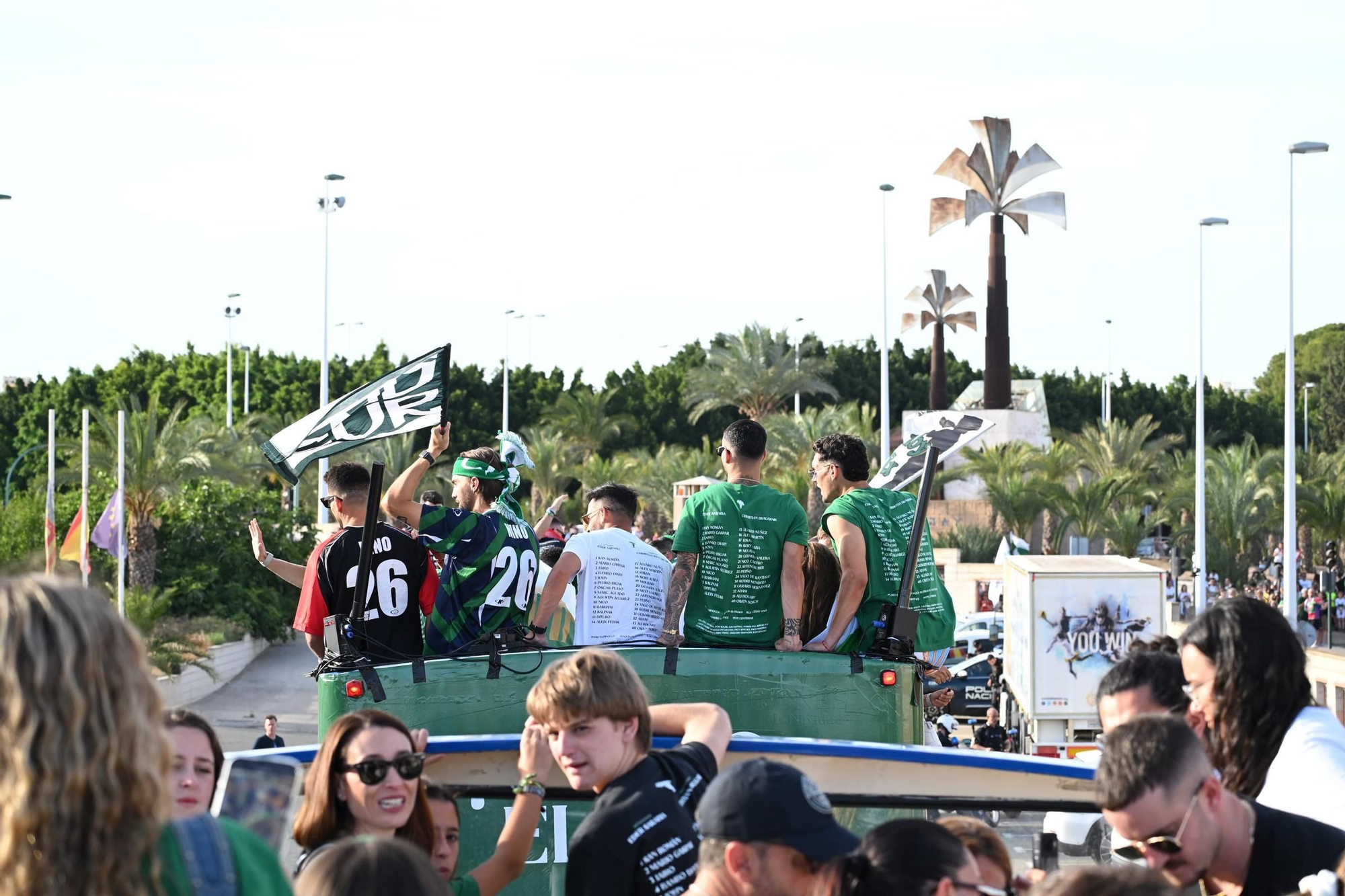 El Elche CF celebra el ascenso a Primera con una rúa en autobús hasta la Plaça de Baix
