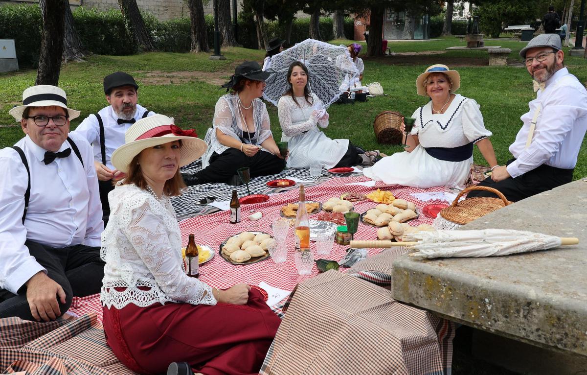 El sábado tiene lugar el picnic modernista en el parque de Cervantes.