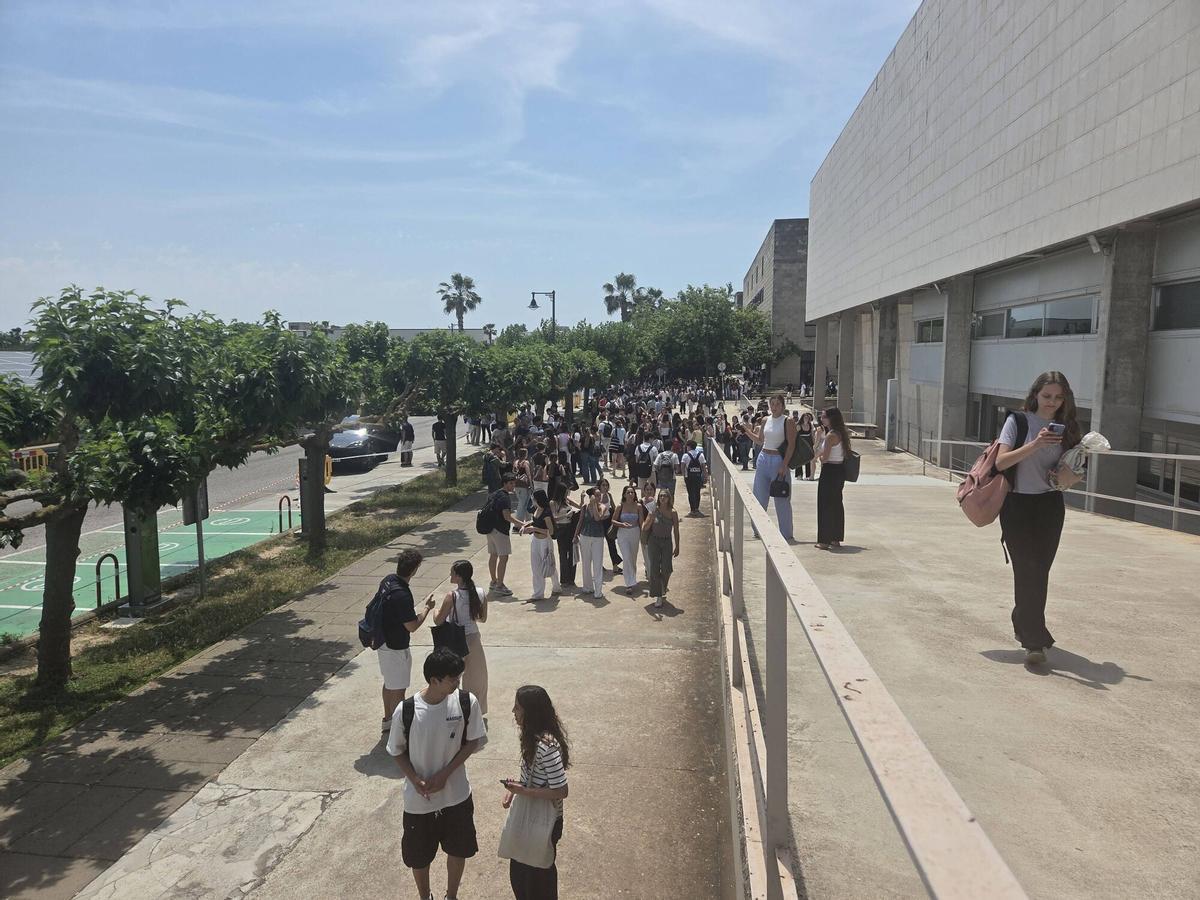 Arranca una Selectividad en la UIB marcada por los detectores de móviles y los nervios de casi 5.000 alumnos