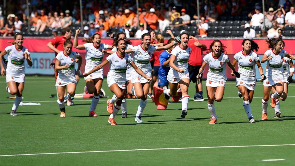 La selección española femenina de hockey celebra el tercer puesto