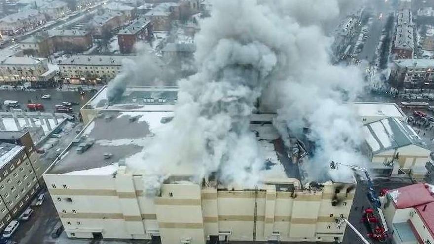 Parte del centro comercial afectado por el incendio.