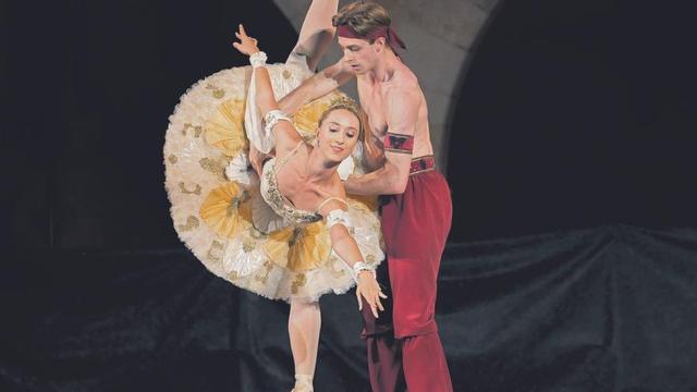 Los bailarines Francesca Busquets y Nicolas Klein, en plena actuación.