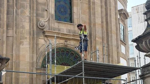Un operario trabaja esta mañana en la retirada de los andamios.