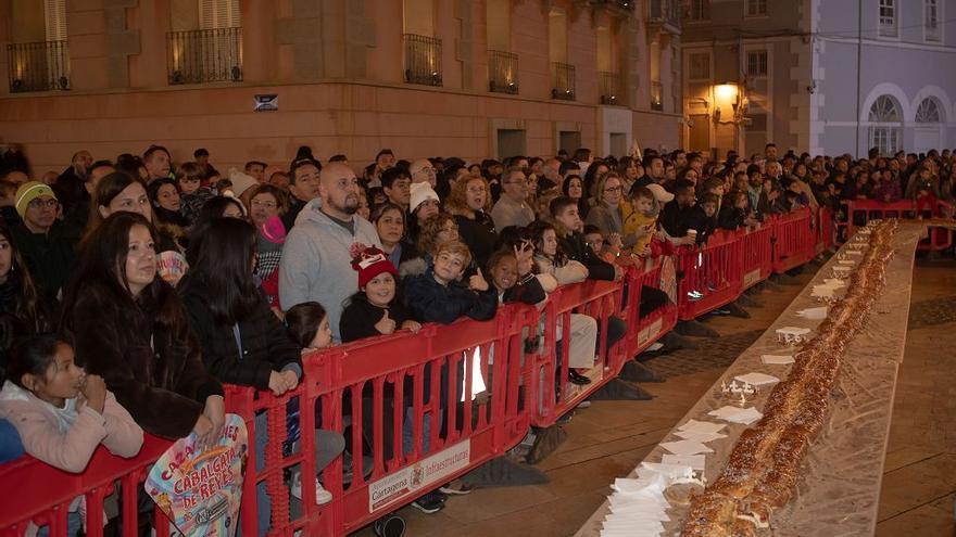 El roscón gigante endulza la Navidad de Cartagena a más de 5.000 personas