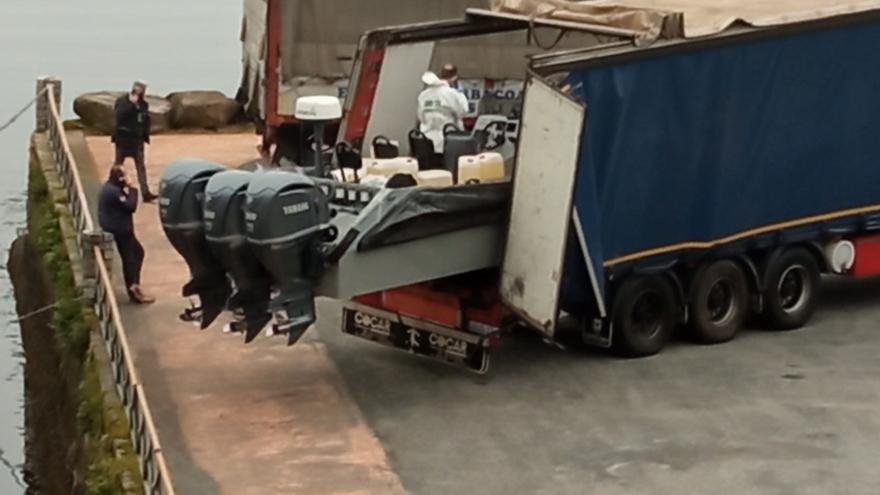 Una planeadora atascada en un camión y dos detenidos en el muelle de Vilaboa