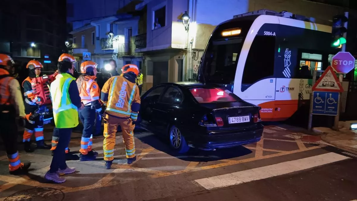 El Tram choca con un coche eléctrico en La Vila y se incendia en un simulacro que mide la respuesta