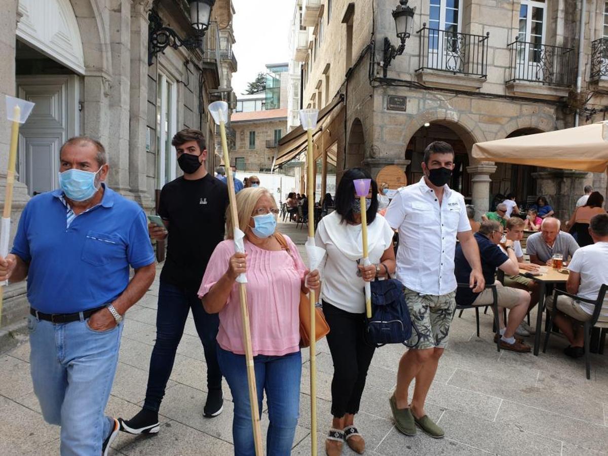 La pandemia no frena la pasión por el Cristo. A pesar de que la Covid-19 ha impedido, por primera vez en la historia, la celebración de la multitudinaria procesión, centenares de fieles recorren desde ayer las calles de la ciudad y el Casco Vello para rendirle homenaje.