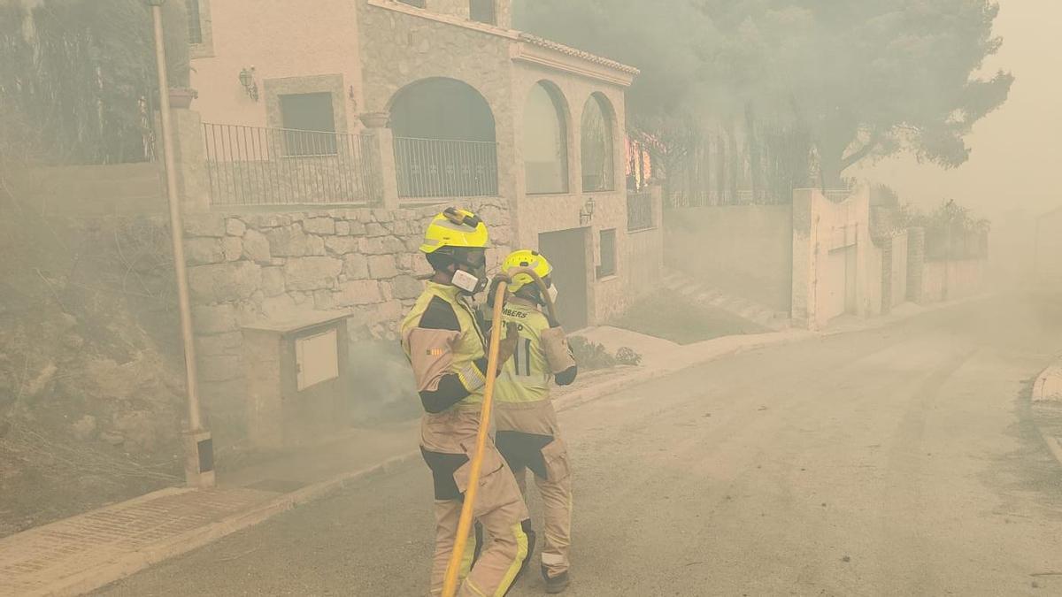 Bomberos del Ayuntamiento de Castelló, en primera línea del incendio en Torás
