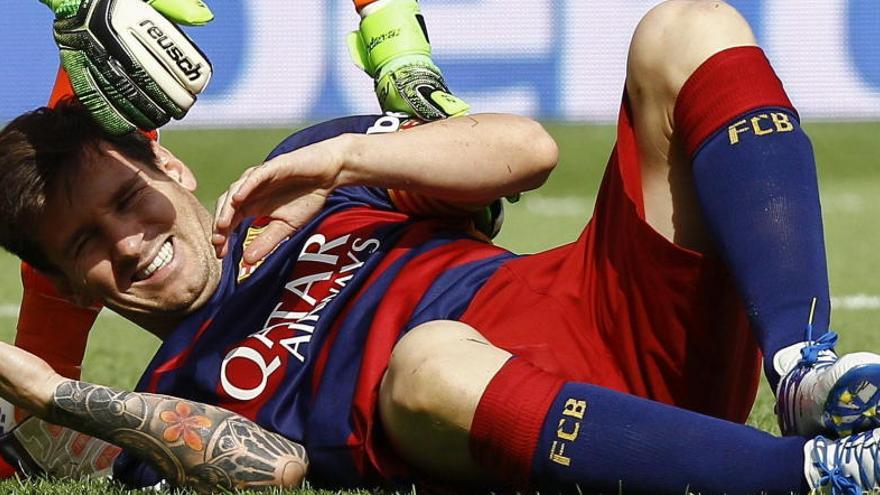 Messi, lesionado tras un choque contra Bigas.