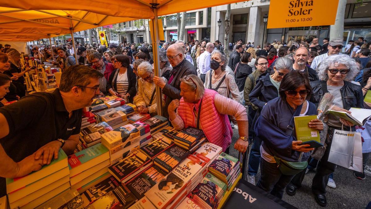 Un Sant Jordi de récord, en imágenes