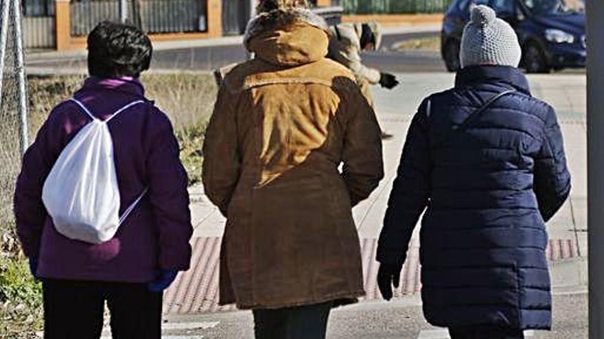 Un grupo de mujeres camina por la calle en plena durante el invierno del año pasado.
