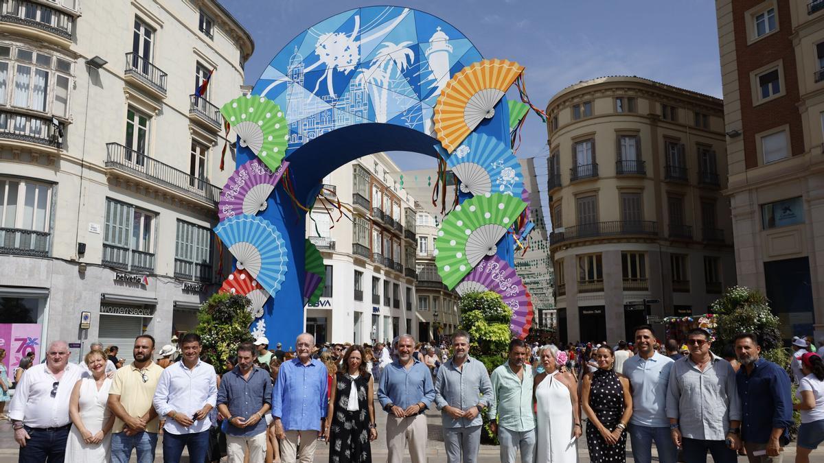 El vicesecretario de Política Autonómica y Local y Análisis Electoral del PP, Elías Bendodo, posa junto a la portada de la Feria de Málaga, ese miércoles. EFE/ Jorge Zapata