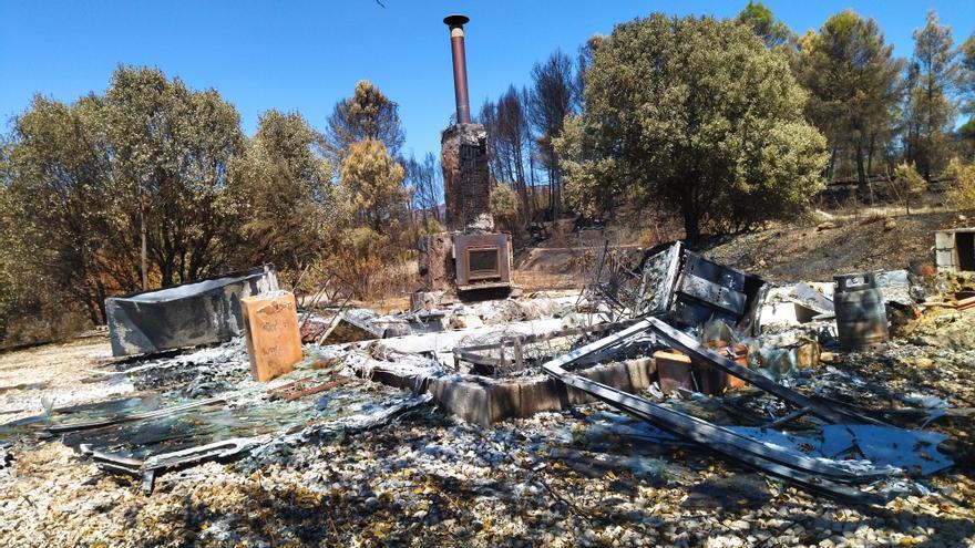 La chimenea, lo único que ha quedado de una casa de madera arrasada por el fuego de la Vall d&#039;Ebo