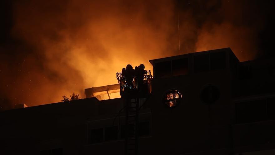 Pavoroso incendio en un ático de la avenida Miriam Blasco de Alicante