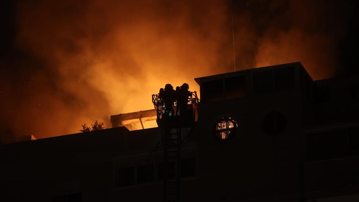 Aparatoso incendio en un piso de Playa de San Juan en Alicante