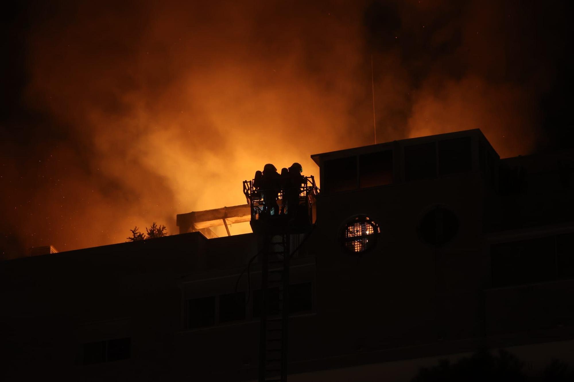 Aparatoso incendio en un piso de Playa de San Juan en Alicante