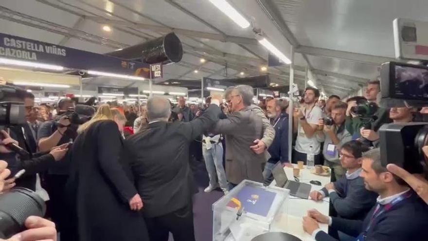 Laporta acompaña a Valero Rivera, que ha venido de Qatar para votar