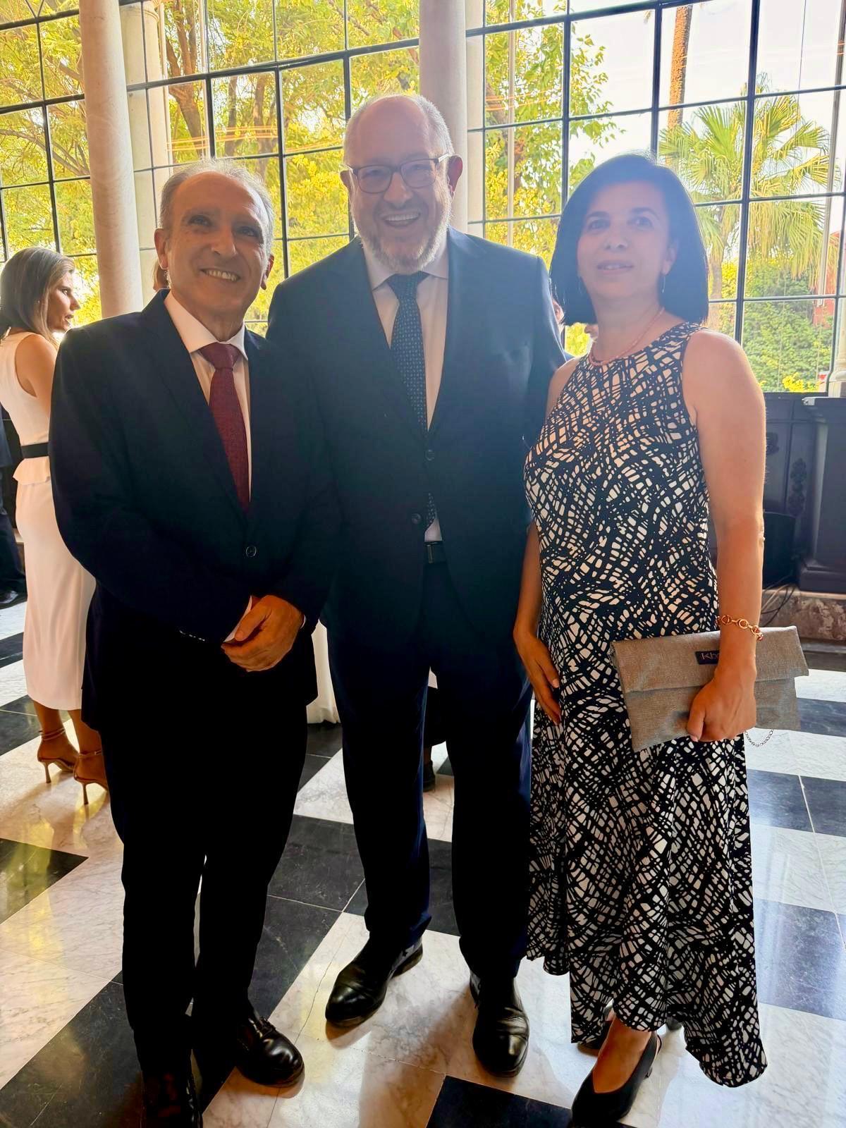 Los editores de la revista literaria Ánfora Nova, con Manuel Torralbo, rector de la UCO, en el acto de toma de posesión de Juanma Moreno.