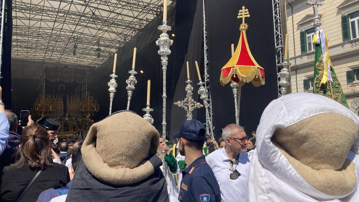 Costaleros de El Cachorro frente a la Virgen de la Esperanza
